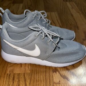 5 YOUTH Nike Light Gray and White Casual Sneakers